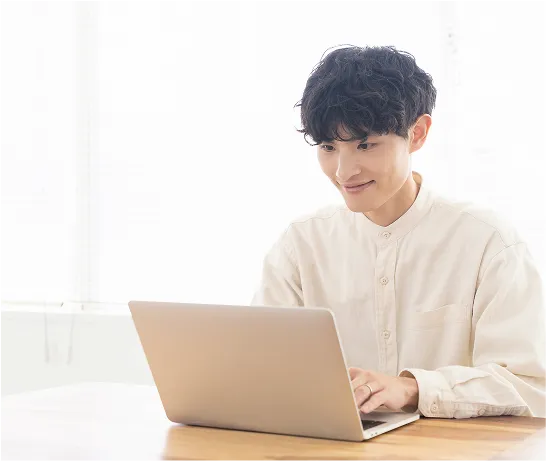 申し込み中の男性の写真