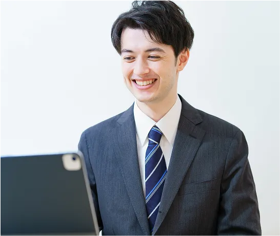 日程調整する男性の写真