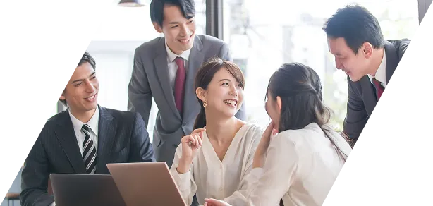 社員の方々が働いている写真