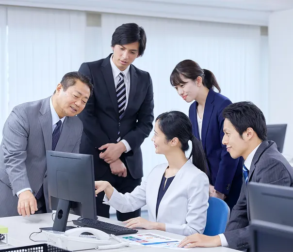 社員同士がPCを囲み話し合いをしている様子
