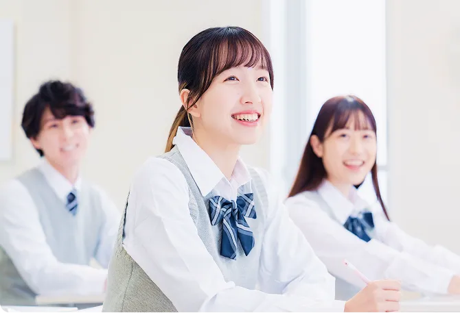 ３人の生徒が授業を聞いている様子