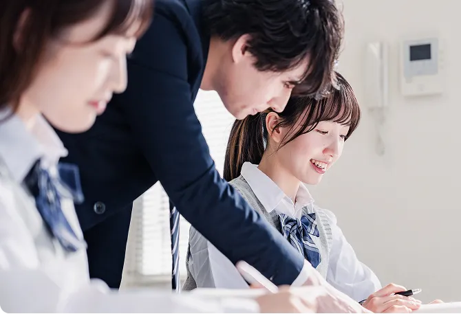 先生が生徒に教えている様子