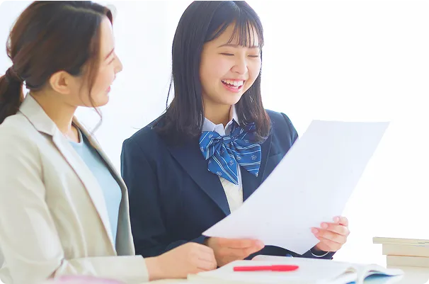 先生と生徒がテストの結果について談笑している様子
