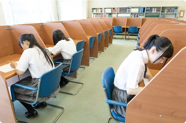 生徒が自習室で自習をしている様子